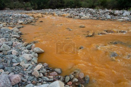 Foto de Único río amarillo llamado Río de Oro debido a la presencia de hierro, que fluye a lo largo del valle rocoso en La Rioja, Argentina. - Imagen libre de derechos