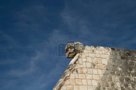Foto de Turismo e Historia. Cultura y civilización mayas antiguas. Escultura de cabeza de jaguar en la gran cancha de pelota en la ciudad maya de Chichén Itzá en México. - Imagen libre de derechos