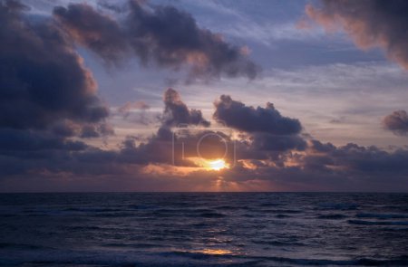 Téléchargez les photos : Le paradis. La mer et les vagues de l'océan au lever du soleil. Daybreak orange et pourpre couleurs. - en image libre de droit