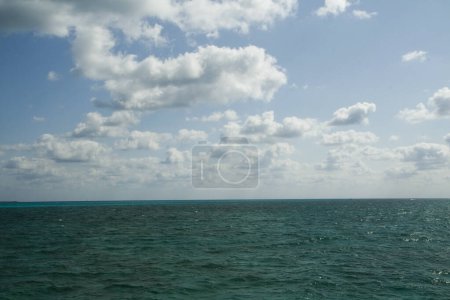 Foto de Paisaje marino. Vista del océano de agua color turquesa, las olas del mar y el horizonte en el Caribe. - Imagen libre de derechos