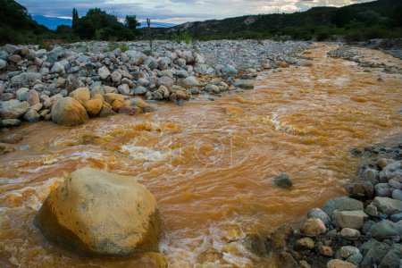 Téléchargez les photos : Rivière jaune unique appelée rivière de l'or en raison de la présence de fer, coulant le long de la vallée rocheuse à La Rioja, Argentine. - en image libre de droit