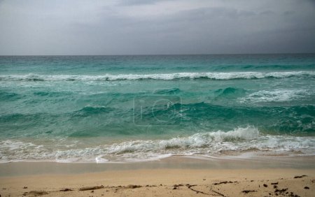 Foto de Playa tropical vacía en un día tormentoso. - Imagen libre de derechos