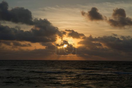 Foto de Paisaje marino. Vacaciones de verano. El mar, las olas del océano, el cielo y las nubes al atardecer. - Imagen libre de derechos