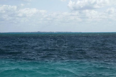 Foto de Paisaje marino. Vista del océano de agua color turquesa, las olas del mar y el horizonte en el Caribe. - Imagen libre de derechos