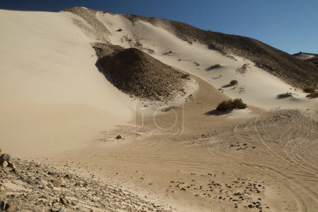 Téléchargez les photos : Vue enchanteresse du désert aride. La dune de sable jaune et les collines sous un ciel bleu magique. - en image libre de droit