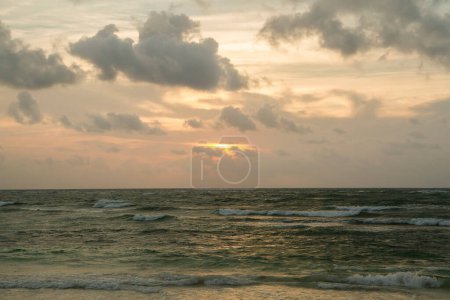 Téléchargez les photos : Le paradis. La mer et les vagues de l'océan au lever du soleil. Coloris orangé et rose aube. - en image libre de droit
