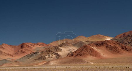 Foto de La cordillera de los Andes. Vista panorámica de las hermosas montañas marrones en lo alto de la cordillera, bajo un cielo azul profundo. - Imagen libre de derechos