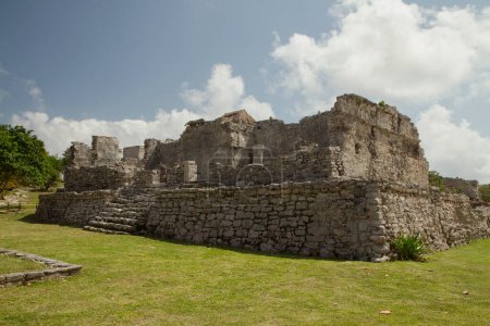 Téléchargez les photos : Architecture et construction de civilisations anciennes. Ruines de pierres sacrées mayas en Tulum, le Mexique. - en image libre de droit