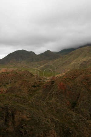 Téléchargez les photos : Haut dans les Andes. Belle vue sur les collines rouges et verdoyantes dans le célèbre monument Miranda Slope à La Rioja, Argentine. - en image libre de droit
