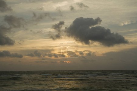 Foto de Cielos. Dramático paisaje marino de playa. Hermoso cielo al atardecer con rayos de sol y nubes naranjas, sobre el mar y las olas del océano al atardecer. - Imagen libre de derechos