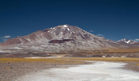 Téléchargez les photos : Paysage volcanique dans la chaîne de montagnes des Andes. Vue du volcan Incahuasi haut dans la cordillère en été. - en image libre de droit