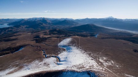 Téléchargez les photos : Volcan Batea Mahuida. Vue aérienne des montagnes, de la vallée, de la forêt et du lac depuis le sommet du volcan. - en image libre de droit