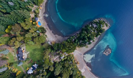 Foto de Paraíso. Vista aérea aérea de la bahía, el lago de agua de color turquesa, costa, playa, bosque y casa del lago. - Imagen libre de derechos