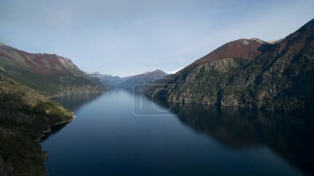 Téléchargez les photos : Vue aérienne du lac Nahuel Huapi. Lac d'eau bleue entouré de falaises, de montagnes et de la forêt en automne - en image libre de droit