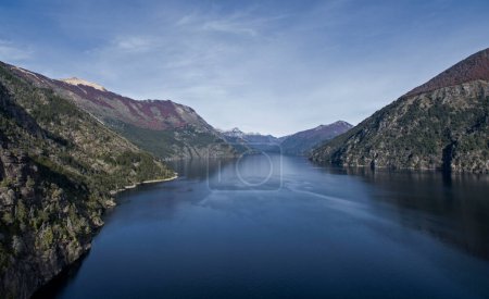 Téléchargez les photos : Vue aérienne du lac Nahuel Huapi à Bariloche, Patagonie Argentine. Lac d'eau pure entouré de falaises, de montagnes et de forêts en automne. - en image libre de droit