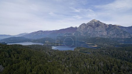 Foto de Bosques. Vista aérea del bosque, lagos y montaña con un pico rocoso. - Imagen libre de derechos