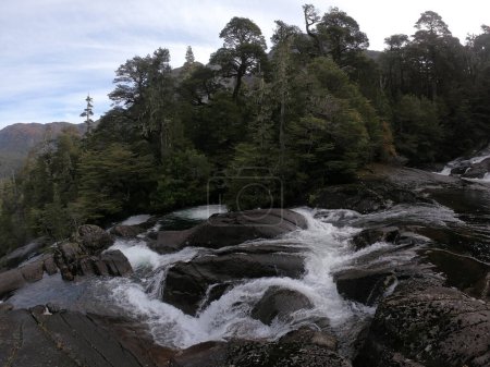 Foto de Naturaleza. Vista de los rápidos, arroyo rocoso y cascada en el bosque de montaña. - Imagen libre de derechos