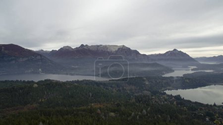 Téléchargez les photos : Vue aérienne du lac Nahuel Huapi, du brouillard, du feuillage forestier et des montagnes tôt le matin. - en image libre de droit