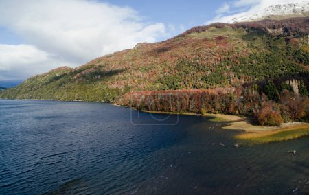 Téléchargez les photos : Couleurs d'automne. Vue aérienne du lac Falkner à San Martin de los Andes, Patagonie Argentine. Belle eau pure bleue et forêt de montagne en automne. - en image libre de droit