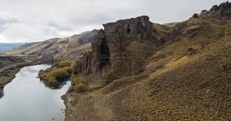 Foto de Paisaje rural. Vista aérea del río que fluye a través del valle, montañas, formaciones rocosas y prados dorados en otoño. - Imagen libre de derechos
