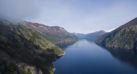 Foto de Vista aérea del lago Nahuel Huapi en Bariloche, Patagonia Argentina. Lago de agua pura rodeado de acantilados, montañas y bosques en otoño. - Imagen libre de derechos