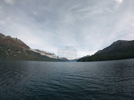 Foto de Las montañas, el bosque y el lago. Vista desde el barco, navegando a través del lago Nahuel Huapi. - Imagen libre de derechos
