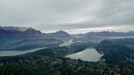 Foto de Silvestre. Vista aérea del lago Nahuel Huapi, el follaje forestal, la niebla y las montañas. - Imagen libre de derechos