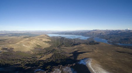 Téléchargez les photos : Volcan Batea Mahuida. Vue aérienne des montagnes, de la vallée, de la forêt et du lac depuis le sommet du volcan. - en image libre de droit