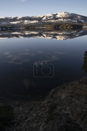 Foto de Vista mágica de los Andes, bosque y cielo azul reflejados en el lago al amanecer. - Imagen libre de derechos