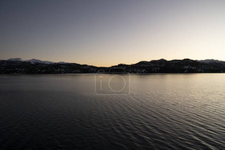 Téléchargez les photos : Le lac et les montagnes à la nuit tombée. - en image libre de droit