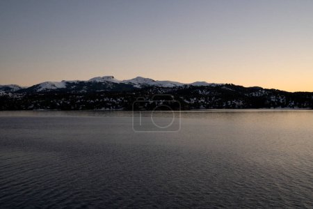 Téléchargez les photos : Le lac et les montagnes à la nuit tombée. - en image libre de droit