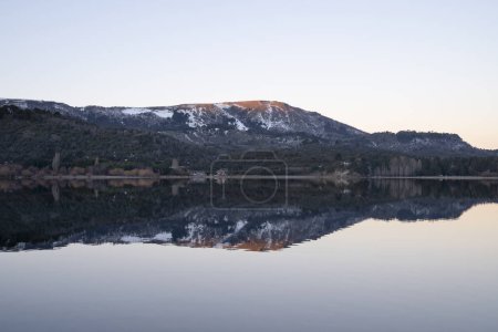 Téléchargez les photos : Lac Alumin et les Andes en arrière-plan, au coucher du soleil, à Villa Pehuenia, Patagonie Argentine. - en image libre de droit