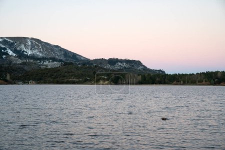 Téléchargez les photos : Vue sur les montagnes et le lac d'Alumine au coucher du soleil. - en image libre de droit