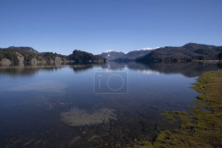 Foto de Vista del lago, bosque y montañas en un día soleado con un cielo azul profundo. - Imagen libre de derechos