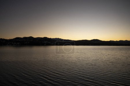 Téléchargez les photos : Vue magique sur le lac calme et les montagnes au coucher du soleil. Belles couleurs du crépuscule dans le paysage. - en image libre de droit