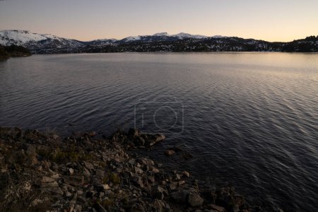 Téléchargez les photos : Vue magique sur le lac et les montagnes au coucher du soleil. Belles couleurs du crépuscule dans la forêt, l'eau et les Alpes. - en image libre de droit