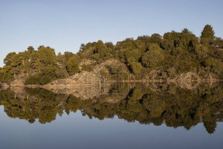 Foto de Vista panorámica del bosque, acantilados y lago azul. Reflejo del paisaje en la superficie del agua. - Imagen libre de derechos