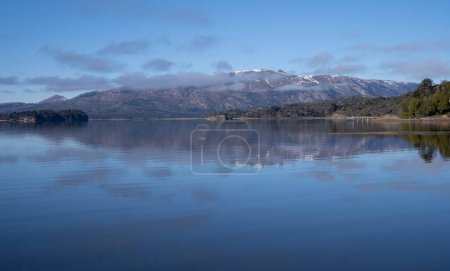 Téléchargez les photos : Le lac calme Alumine en été. Le reflet parfait du ciel bleu, de la forêt verte et des montagnes à la surface du lac. - en image libre de droit