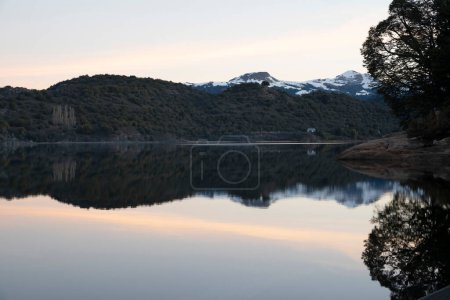 Foto de Vista mágica de los Andes, bosque y lago al atardecer. Hermoso reflejo simétrico en el agua. - Imagen libre de derechos