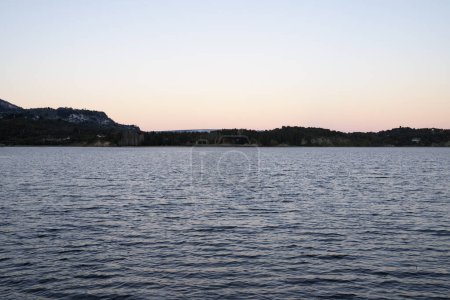 Téléchargez les photos : Vue sur le lac et les montagnes au crépuscule. - en image libre de droit