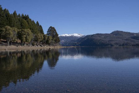 Téléchargez les photos : Journée d'été dans les Alpes. Le reflet du ciel bleu, de la forêt verte et des montagnes à la surface du lac. - en image libre de droit