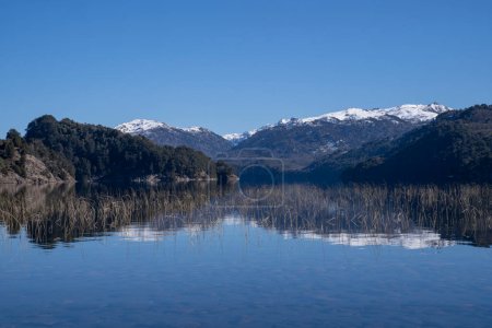 Téléchargez les photos : Journée d'été dans les Alpes. Le reflet du ciel bleu, de la forêt verte et des montagnes à la surface du lac. - en image libre de droit