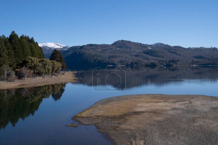 Foto de Día de verano en los Alpes. El reflejo perfecto del cielo azul, el bosque verde y las montañas en la superficie del agua del lago. - Imagen libre de derechos