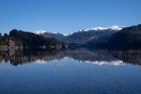 Téléchargez les photos : Vue sur le lac d'eau douce par une journée ensoleillée. Les montagnes et la réflexion de la forêt à la surface de l'eau. - en image libre de droit