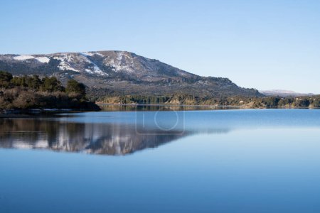 Téléchargez les photos : Beauté dans la nature. Paysage alpin. Les montagnes, la forêt et le ciel bleu reflet dans le lac. - en image libre de droit