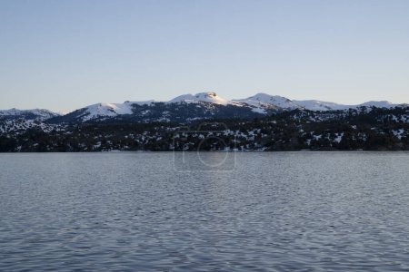 Téléchargez les photos : Vue panoramique sur les montagnes des Andes et le lac Alumin, au lever du soleil, à Villa Pehuenia, Patagonie Argentine. - en image libre de droit