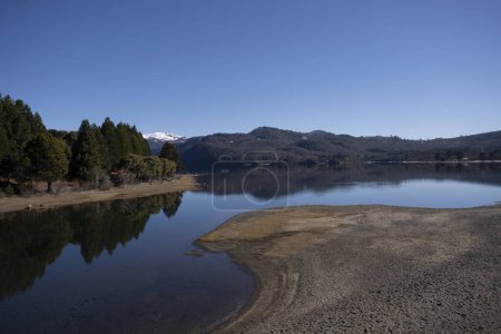 Foto de Día de verano en los Alpes. El reflejo perfecto del cielo azul, el bosque verde y las montañas en la superficie del agua del lago. - Imagen libre de derechos