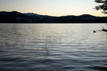 Téléchargez les photos : Vue sur le lac et les montagnes à la nuit tombée. Belles couleurs de coucher de soleil dans l'eau et le ciel. - en image libre de droit