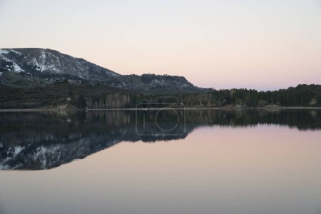 Téléchargez les photos : Lac d'Alumine et les Andes en arrière-plan, au coucher du soleil, à Villa Pehuenia, Patagonie Argentine. - en image libre de droit