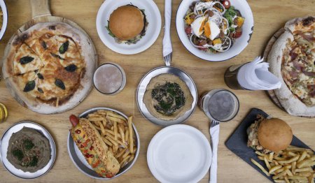 Foto de Banquete. Vista superior de la mesa de madera del restaurante con muchos platos y bebidas. varios alimentos en la mesa - Imagen libre de derechos